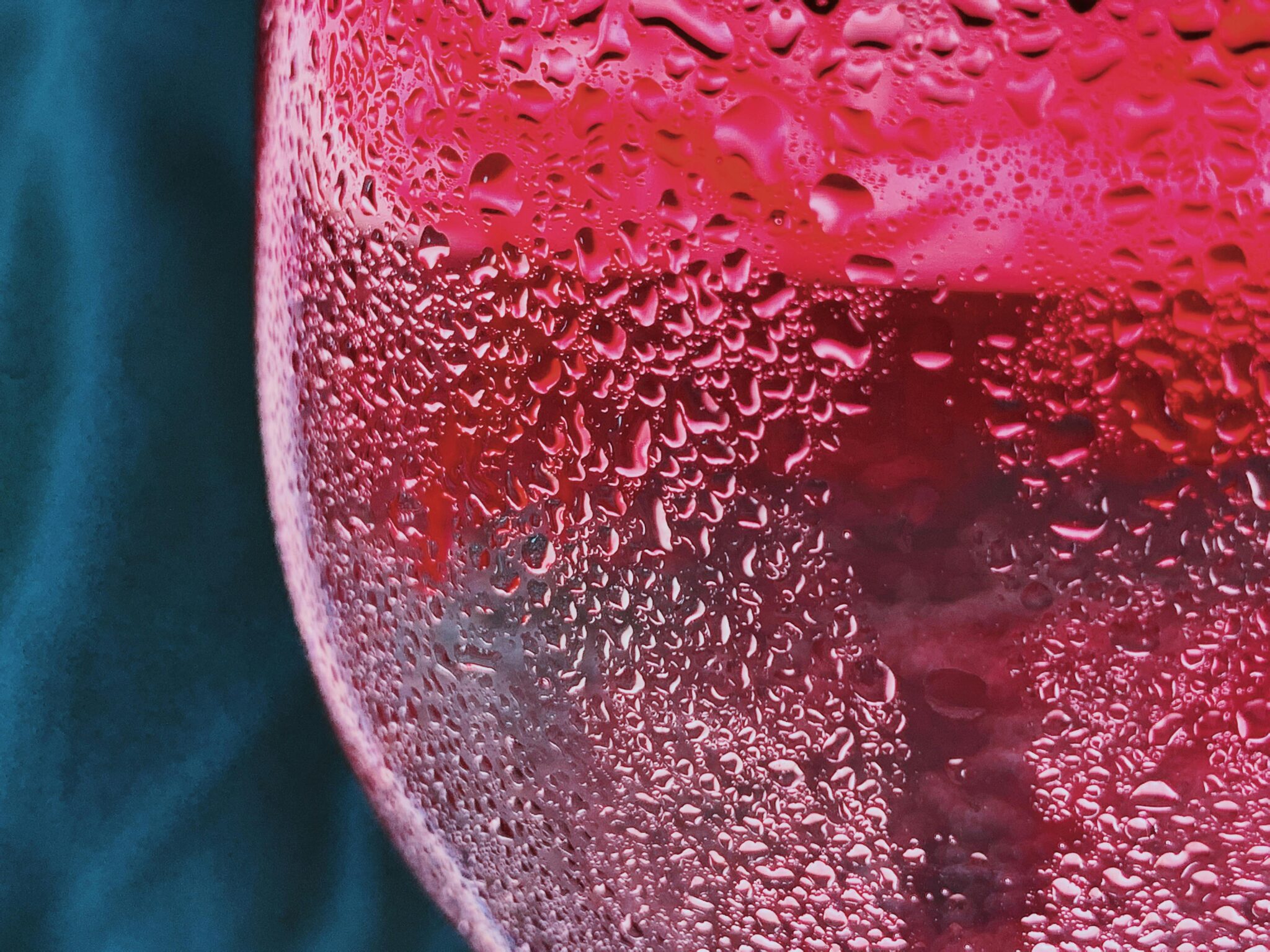 Людина використовує VR-шолом для навчання