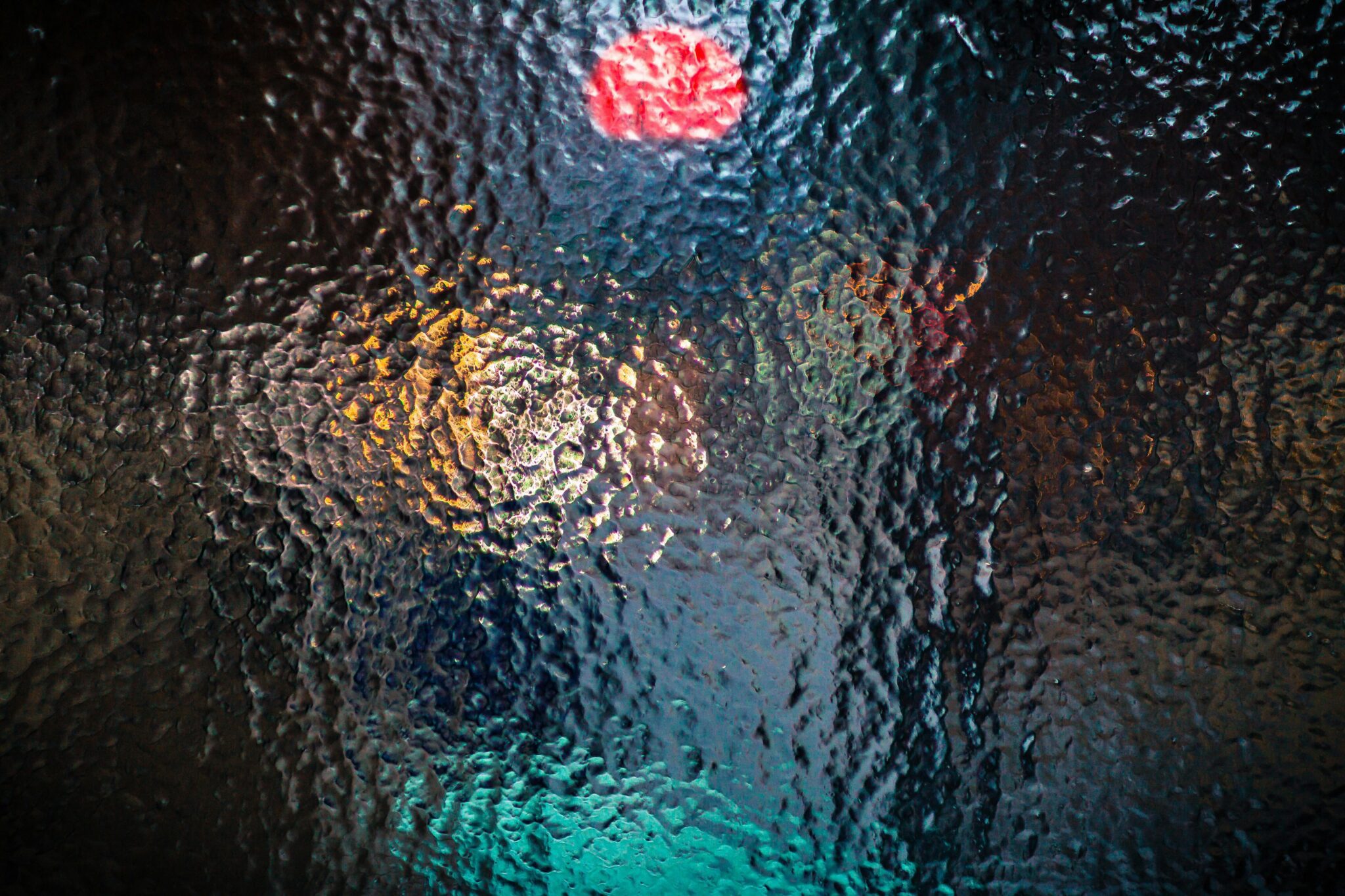 Дівчина в навушниках насолоджується музикою на природі