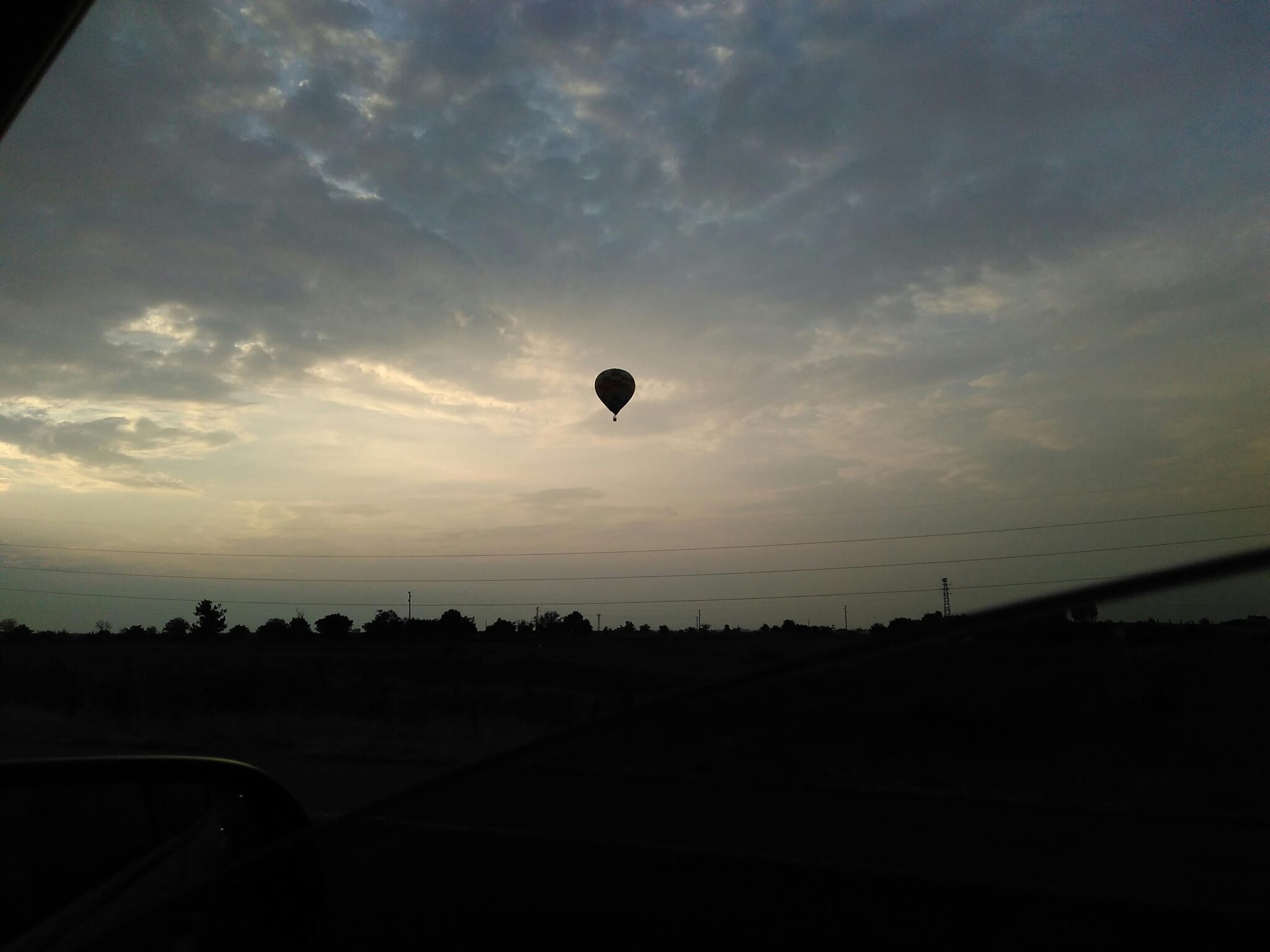 Женщина, уставшая от работы за компьютером, держится за голову